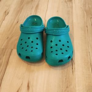 Crocs green but in the pic it looks blue/teal